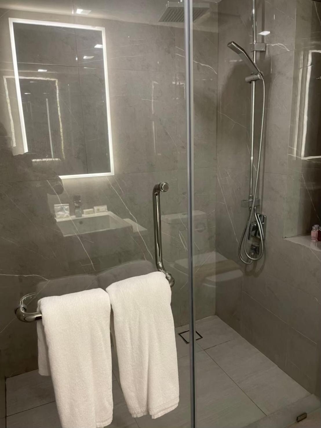 D2 Residences Huahin 华欣市中心近海滩近商场酒店式公寓可加床有连通房型 Szoba fotó